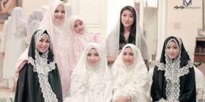 Kompaknya `Geng Squad`, Seragam Mukena dan Kaftan