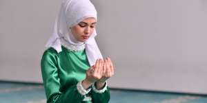 Cara Bikin Wajah Makin Bercahaya Saat Salat Idul Fitri 