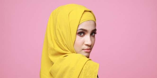 Anggun Saat Lebaran dengan Riasan Mata Simpel