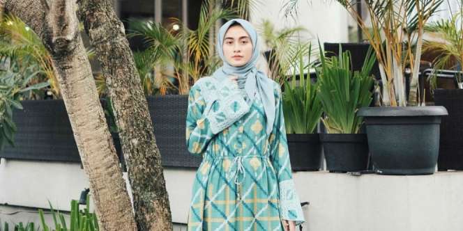 Inspirasi Kenakan Dress Panjang untuk Hijaber Bertubuh Jenjang