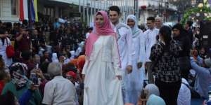 Unik, Fashion Show Sambil Bukber di Buka on The Street