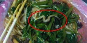 Beli Mie Rebus di Warung, Lihat di Atas Kangkungnya...