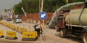 Dikeluhkan Berdebu, Jasa Marga Rajin Siram Ruas Tol Gringsing