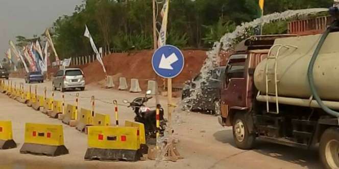 Dikeluhkan Berdebu, Jasa Marga Rajin Siram Ruas Tol Gringsing