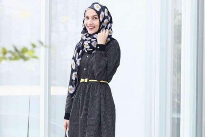 Menilik Gaya Hijab Segiempat Simpel dari Dwi Handayani