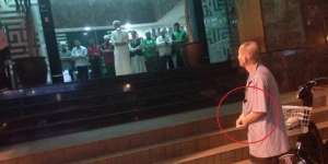 Perilaku Kakek Ini di Luar Masjid Bikin Terharu