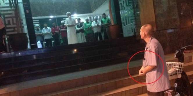 Perilaku Kakek Ini di Luar Masjid Bikin Terharu