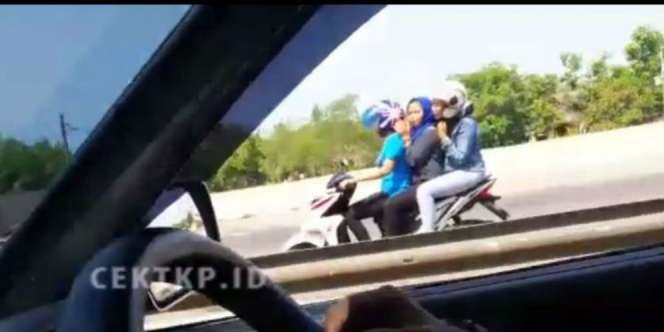 Nekat Bonceng Bertiga dan Masuk Tol, Ibu Ini Hebohkan Netizen
