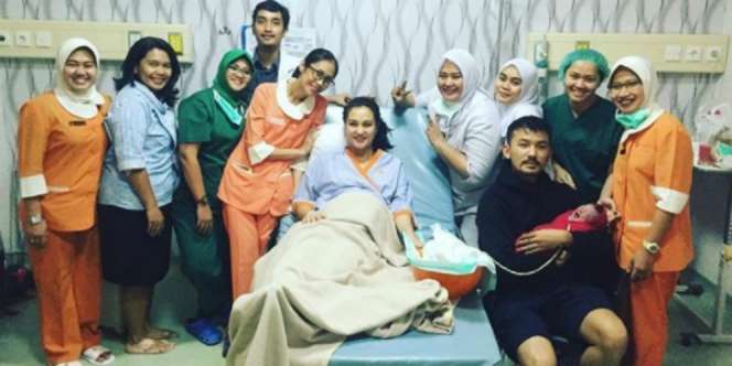 Selamat! Rio Dewanto dan Atiqah Hasiholan Punya Anak Pertama