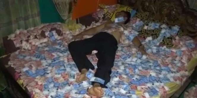 Geger Pria yang Diduga Kades Tidur Beralas Duit Miliaran