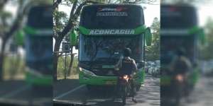 Viral, Aksi Polisi Hadang Bus Pakai Motor Trail