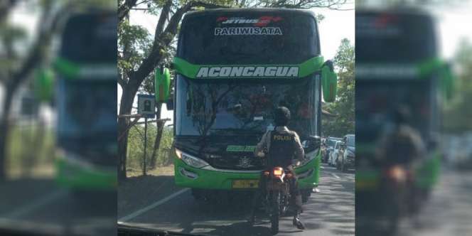 Viral, Aksi Polisi Hadang Bus Pakai Motor Trail