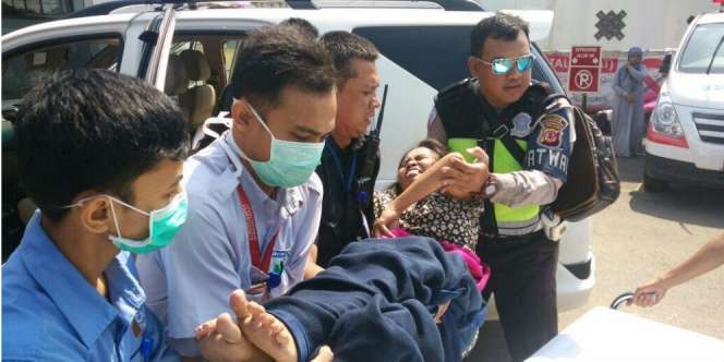 Dibantu Penumpang, Ibu Ini Melahirkan di Pinggir Tol Cipali