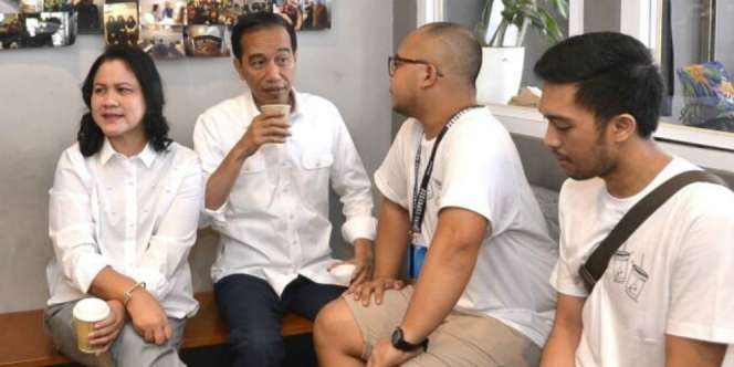 Puji Pemilik Kedai, Jokowi Antre Buat Seruput Kopi Lokal