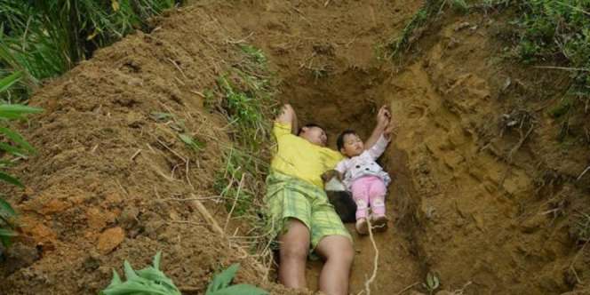 Ayah Ajak Anak Bermain di Liang Kubur, Alasannya Mengharukan