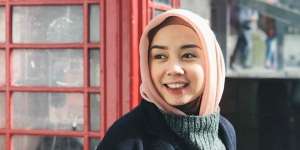 Ide Busana Warna Basic dari Hijaber Cantik Thata Al Jundiah