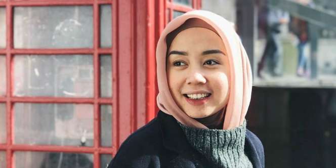 Ide Busana Warna Basic dari Hijaber Cantik Thata Al Jundiah