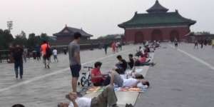 Pengunjung Tiduran di Situs Bersejarah, Alasannya Bikin Kaget