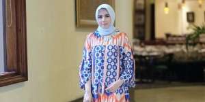 Inspirasi Tampilan Busana Hijab Tabrak Warna, Berani Tiru?