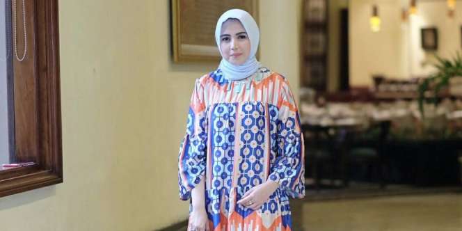 Inspirasi Tampilan Busana Hijab Tabrak Warna, Berani Tiru?