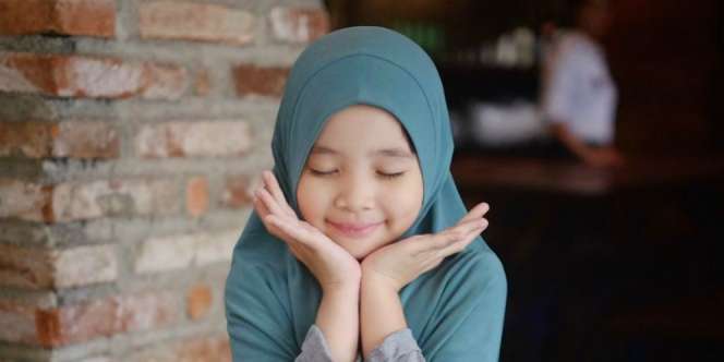 Imutnya Gaya Hijab Anak Zaskia Mecca dan Hanung Bramantyo
