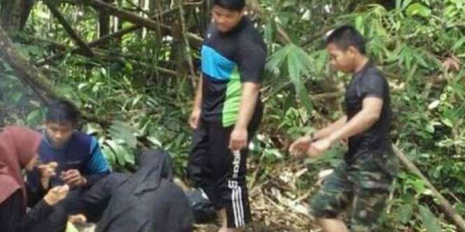 Foto Remaja Ini Terlihat Biasa, Tapi Ada yang Bikin Merinding!