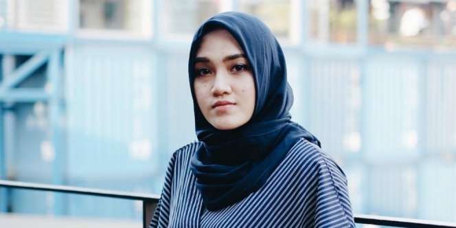 Intip Gaya Hijaber Cantik Ini Padupadan Outfit Nuansa Hitam