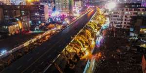 Wow! 200 Excavator Robohkan Jembatan Layang Dalam Semalam