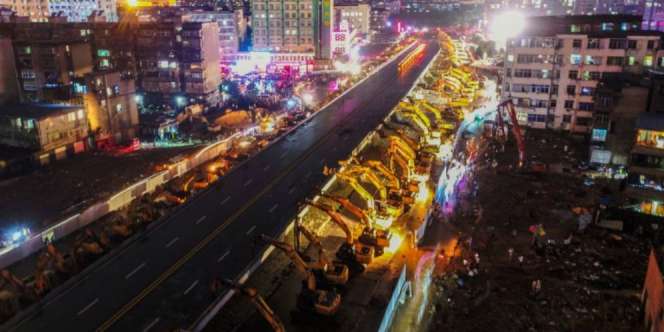 Wow! 200 Excavator Robohkan Jembatan Layang Dalam Semalam