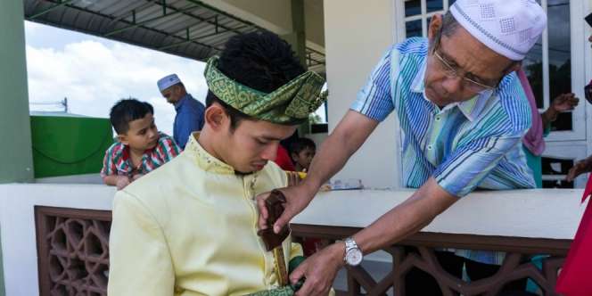 Pilu, Pria Ini Tunggu Mempelai Wanita yang Tak Pernah Datang