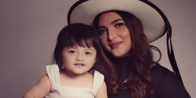 Lihat! Cara Menggemaskan Baby Arsya Bangunkan Kakak Arsy