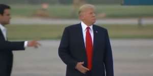 Insiden Trump Lupa Mobil Kepresidenan Jadi Lelucon