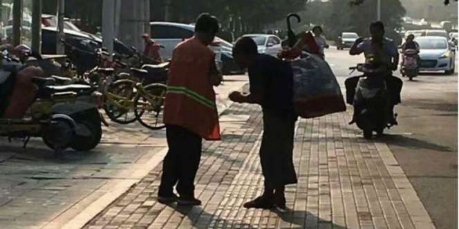 Tukang Sapu Jalan Suapi Makan Pengemis Buta, Bikin Haru