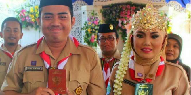 Unik, Pasangan Ini Menikah Memakai Seragam Pramuka