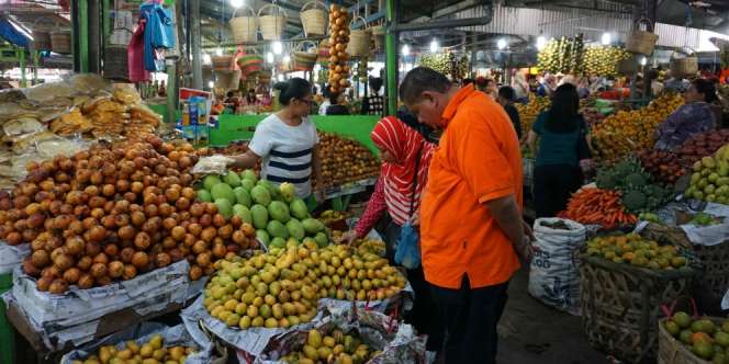 Wisata Anti-Mainstream, Yuk Belanja di Pasar Buah Berastagi!