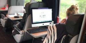 Ngakak! Bukan Laptop, Penumpang Ini Kerja Pakai PC di Kereta