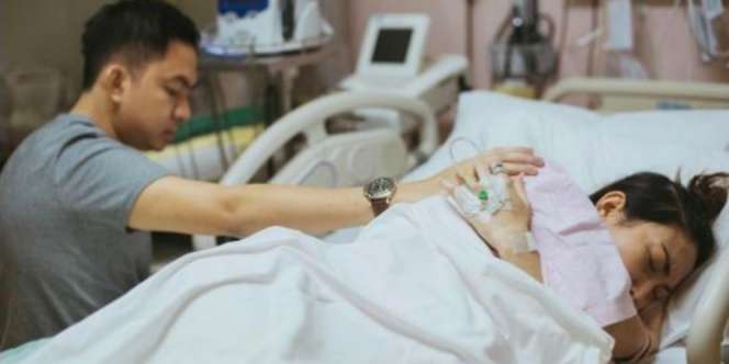 Temani Sang Istri Melahirkan, Suami Ayu Dewi Bikin 'Meleleh' 