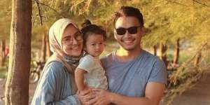 Curi Perhatian, Gaya Liburan Ria Miranda Keren Abis!