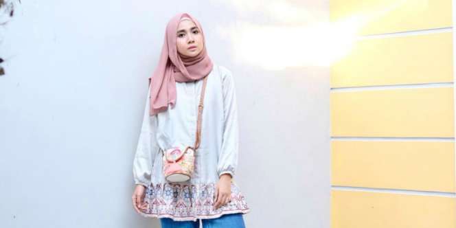 Gaya Hijab Layering yang Tutupi Pipi Chubbymu