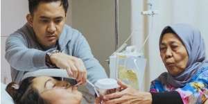 Momen-momen Mengharukan Persalinan Ayu Dewi