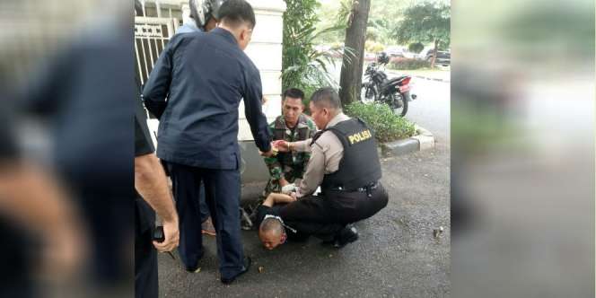 Pria Bawa Benda Mencurigakan di Depan Rumah Panglima TNI