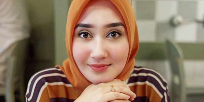 Riasan Wajah Tanpa Bedak dan Cukur Alis ala Dian Pelangi