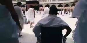 Kisah Pemuda Difabel Dibantu Tawaf Seorang 'Malaikat'
