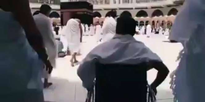 Kisah Pemuda Difabel Dibantu Tawaf Seorang 'Malaikat'