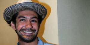 Pose Duduk Reza Rahadian Jadi Sorotan, Ada yang Salah?