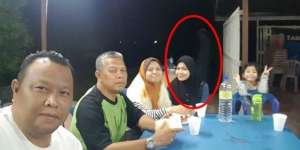 Sosok Gaib Ikut Mejeng di Foto Selfie Keluarga, Nyatakah?
