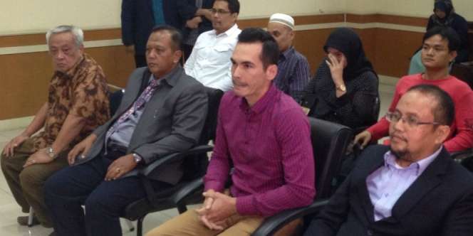 Tujuh Pria Kawal Atalarik ke Pengadilan, Bodyguard?