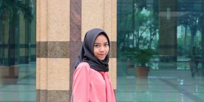 Jadi Koordinator Penonton, Hijaber Cantik Raup Puluhan Juta