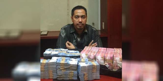 Aksi Pengacara Sunan Kalijaga Pamer Bergepok-gepok Uang