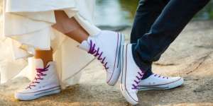 Sedang Tren, Begini Cara Mudah Membersihkan Sneakers Putih